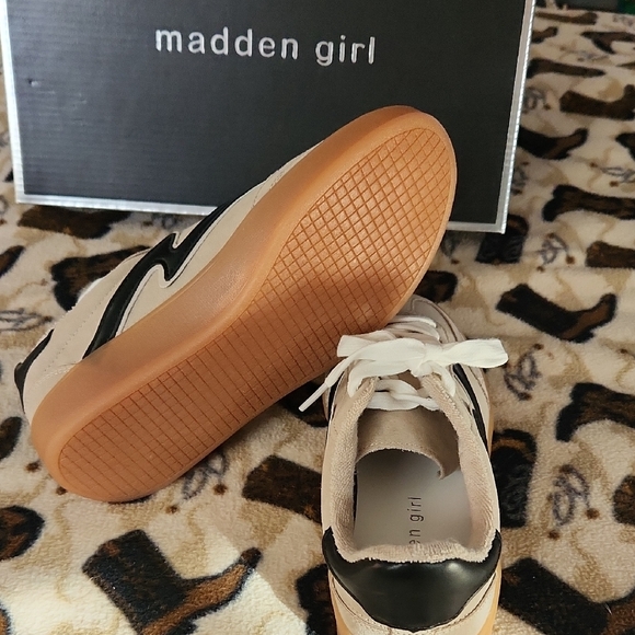 Madden Girl Cream and Black Sneakers - Picture 4 of 4